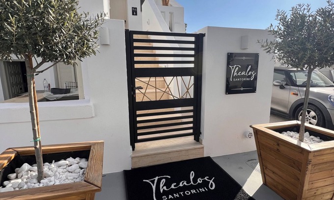 Pyrgos Bed & Breakfast | THEALOS SANTORINI close to square