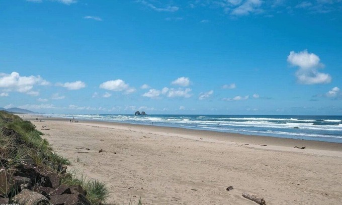 Rockaway Beach Apartment | This apartment is a 1 bedroom(s), 1 bathrooms, located in Rockaway Beach, OR.