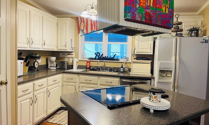 Georgetown House | This beautiful 3-bedroom 2-bathroom Riverfront home is a great place to unwind.