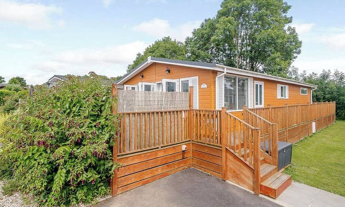 Honiton Ski Chalet | This boutique stylish lodge has one master double with en suite shower room.