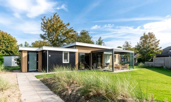 Burgh-Haamstede House | This chalet is the icing on the cake. Take a quick look inside! With a see-through fireplace, cookin