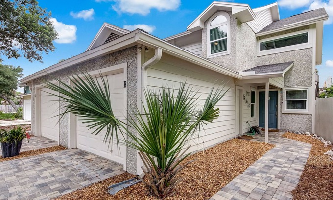 Fernandina Beach House | This cozy cottage duplex is one street from the Ocean, and very near to Beach Access.