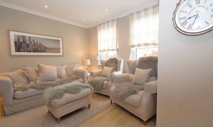 Westerland House | This exclusive vacation home on Sylt combines luxurious comfort with the tranquillity of an idyllic location. Nestled in the old town center of Westerland, it offers a perfect combination of modern design and traditional charm.