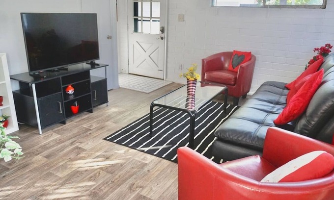 Lower Avenues Apartment | This fourplex is a 1 bedroom(s), 1 bathrooms, located in Salt Lake City, UT.