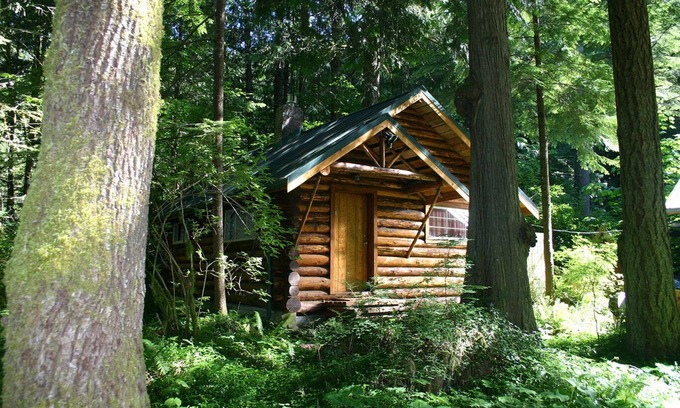 Ashford Cabin | This historic log cabin is adjacent to Copper Creek Restaurant just a few miles to Mt. Rainier National Park. Hot tub, full kitchen, gas fireplace, romance!