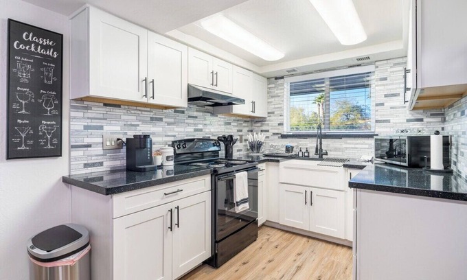 Camelback Park Estates House | This house is a 3 bedroom(s), 2 bathrooms, located in Scottsdale, AZ.