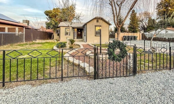 Visalia House | This house is a 3 bedroom(s), 1 bathrooms, located in Visalia, CA.