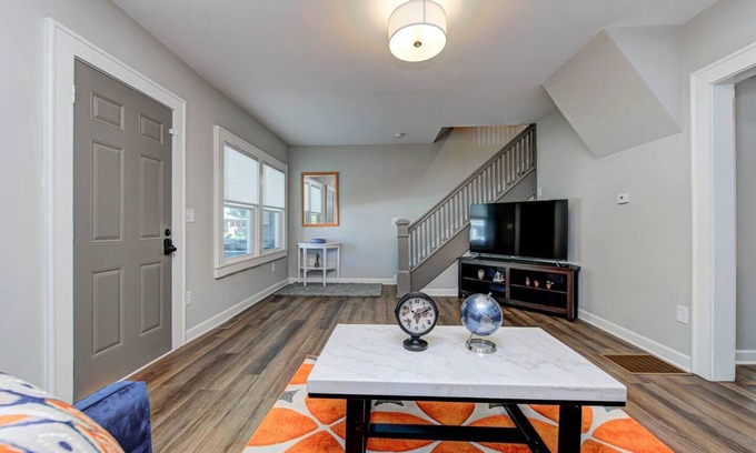 Near Eastside House | This house is a 3 bedroom(s), 1.5 bathrooms, located in Indianapolis, IN.
