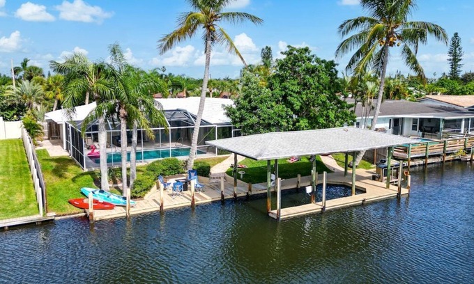 Venetian Way House | This house is a 4 bedroom(s), 2 bathrooms, located in Cocoa Beach, FL.