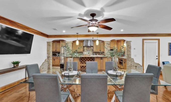 North Brookhaven House | This house is a 6 bedroom(s), 4 bathrooms, located in Atlanta, GA.