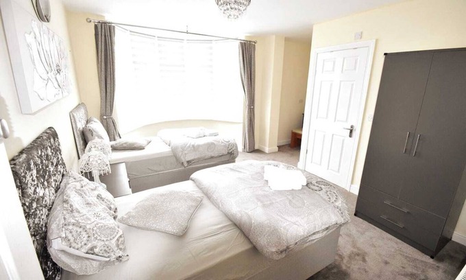 Peterborough House | This house is a 6 bedroom(s), 3 bathrooms, located in Peterborough, England.