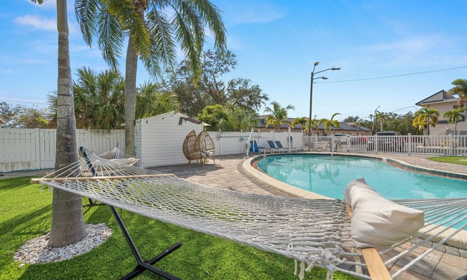 Clearwater Apartment | 🏖 This is a cozy studio features a comfortable King bed and is perfect for a single or couples