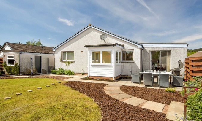 Comrie Cottage | This lovely detached cottage is conveniently set all on one level.