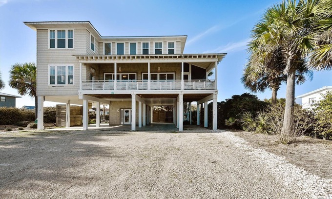 St. George Island House | THIS MAGNIFICENT HOUSE, SITS ABOVE ALL THE HOUSES AROUND IT!