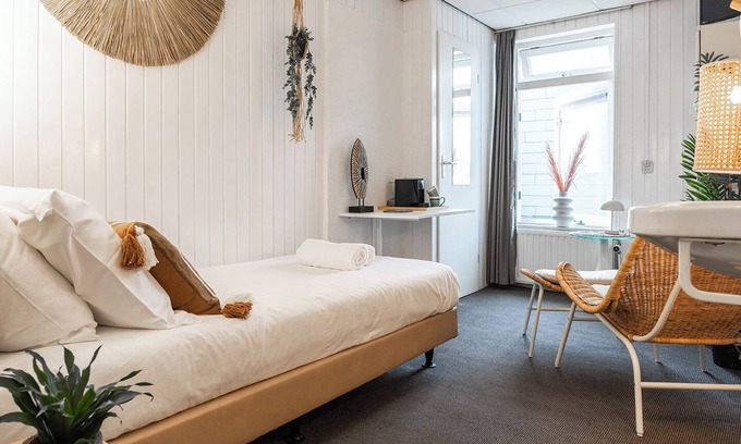 Zoutelande Apartment | This private room is cozy and functional, ideal for solo guests. At 10m², it’s a small space designed for those who want to save on costs while enjoying the city. A great choice if you're looking for value and convenience!