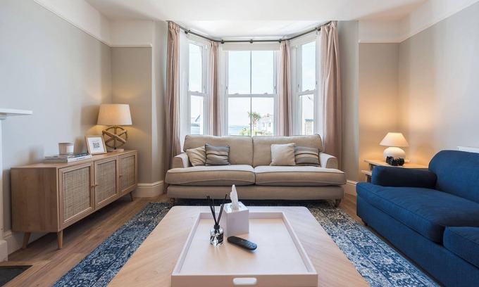 Rhosneigr Apartment | This recently renovated coastal hideaway combines contemporary comfort with beach-chic style