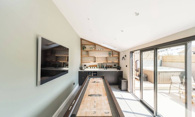 Rhosneigr Apartment | This recently renovated coastal oasis combines contemporary comfort with beach-chic style