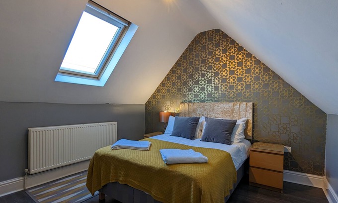 Edgbaston Apartment | This serviced apartment is a 2 bedroom(s), 1 bathrooms, located in Birmingham, England.