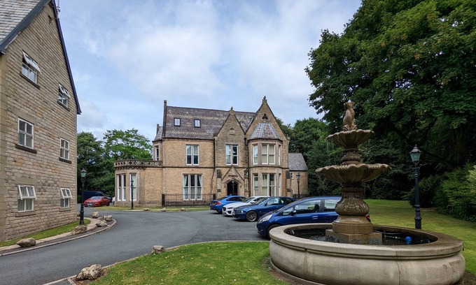 Salford Apartment | This serviced apartment is a 2 bedroom(s), 2 bathrooms, located in Salford, Greater Manchester.