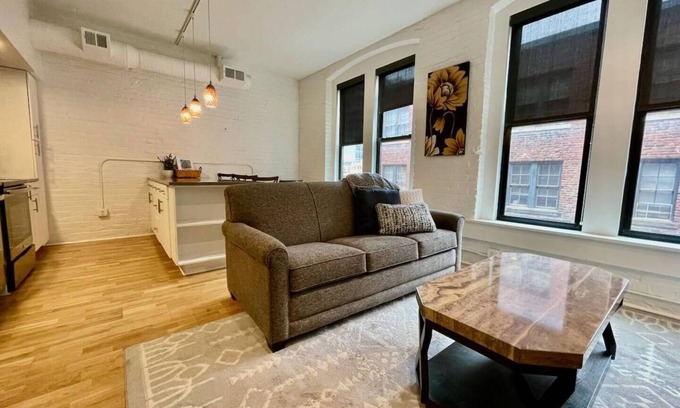 Old Market Apartment | This serviced apartment is a 4 bedroom(s), 4 bathrooms, located in Omaha, NE.
