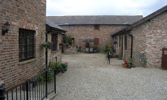 Flaxton House | Thompsons Arms Cottages