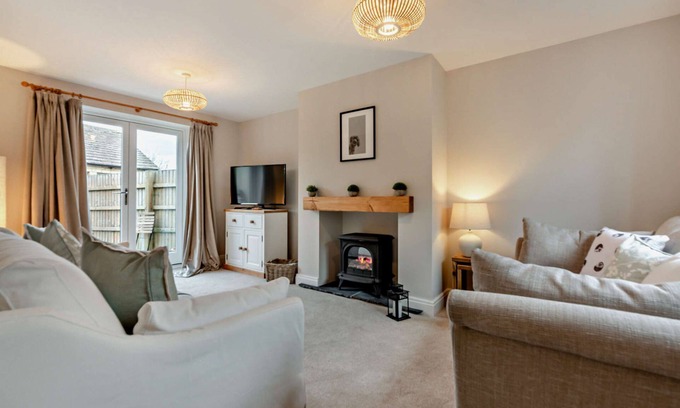 Bourton Cottage | Three bedroom dog friendly holiday cottage in the Cotswolds - Cedar Cottage