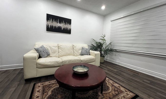 Streetsville House | Three Bedroom Bungalow with free parking, closer to commercial area and highway