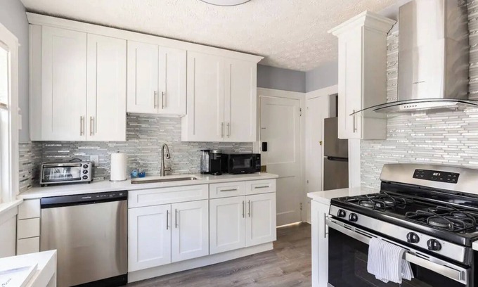 Lakewood Apartment | Three bedrooms- 3 queen sized beds and one large sectional