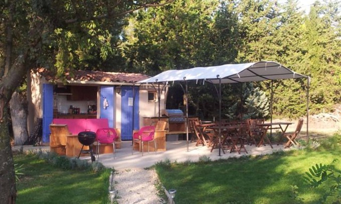 Mazan Bed & Breakfast | Thym, authentic chambre d'hotes room with outdoor kitchen for lunch and dinner.