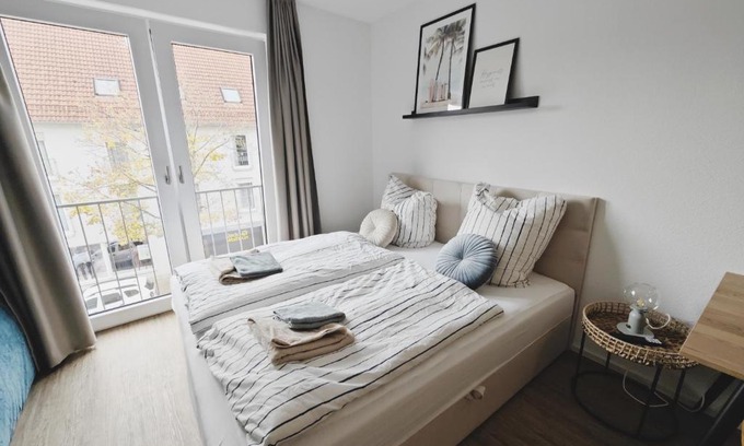 Metzingen Apartment | TiCasa WAVE-Zentral-Outlet-Aufzug-Stylisch-Unique