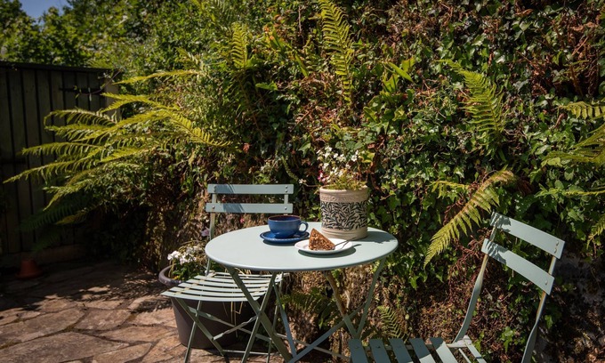 Kingsbridge Cottage | Tickell Cottage - a cottage that sleeps 5 guests in 3 bedrooms