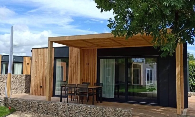 Houthem Ski Chalet | Tidy chalet with dishwasher, 9 km from Maastricht