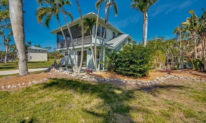 Alden Pines House | Tiki Hut Paradise 4-bedroom Bokeelia House in the Sky w/Golfcart on Island Time