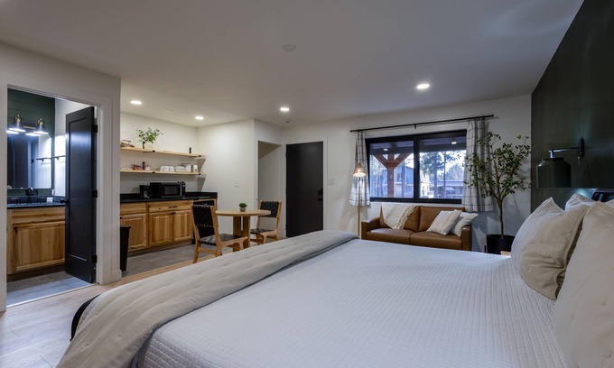 Pinetop Hotel | Timber Lodge