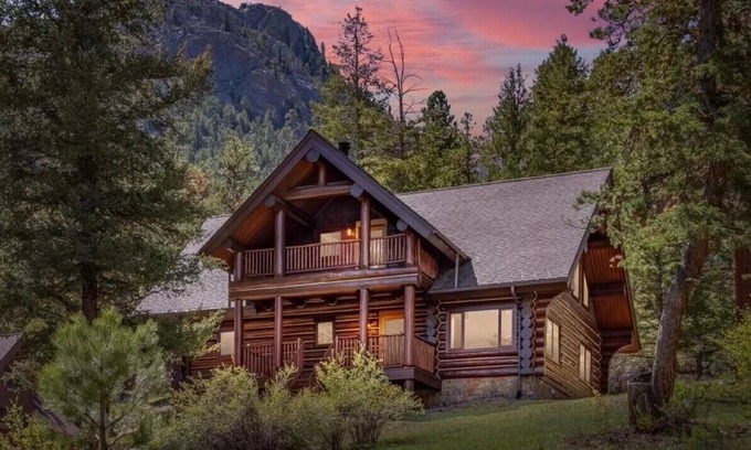 Estes Park Cabin | Timber Rest Lodge- 5 bedroom, 5.5 bath cabin w/hot tub log cabin