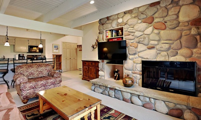Snowmass Village Condo | 🌲Timberline A1B Standard 1-Bedroom ~ Hot Tub~Pool~WiFi~Ski-in/out~Local Shuttle🌲