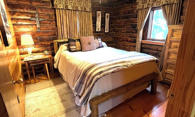 Old Washington Cabin | Timberline Cabins - The Wilmington Cabin - Hot tub, WiFi, Pets, Fireplace