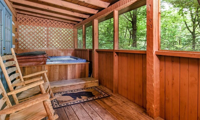 Gatlinburg - Pigeon Forge Cabin | TIME AWAY ~HOT TUB~ AIR HOCKEY 5 1/2 miles from the main strip, Pigeon Forge TN