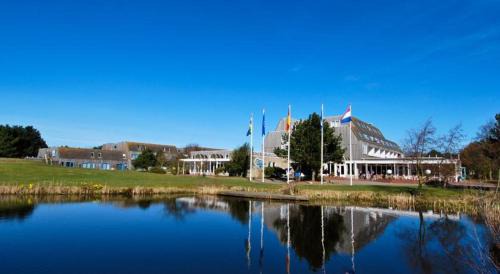 Hollum Apartment | TIME-OUT met ZONNIG TERRAS, eigen KEUKEN, Dichtbij Dorp, Duinen, Strand en Vuurtoren , Incl verwarmd Hotel-ZWEMBAD