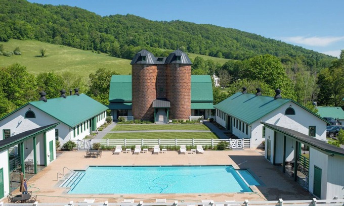 Hot Springs House | Timeless, Historic Manor with modern amenities and charming garden for relaxing