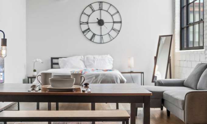 Downtown Cleveland Apartment | Timeless Loft Retreat, Cafe On Mainfloor, Fast WIFI