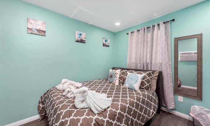 Houston Heights Apartment | Tiny & Chic Heights Hideaway with Free Parking