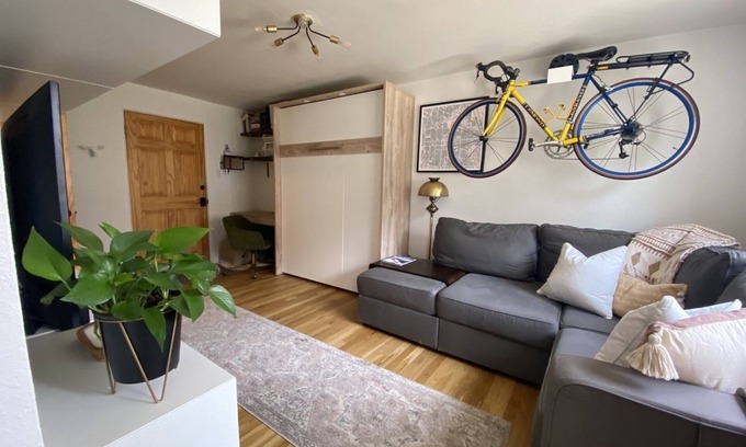 Highland Apartment | Tiny Den in the Highlands, walk to everything!