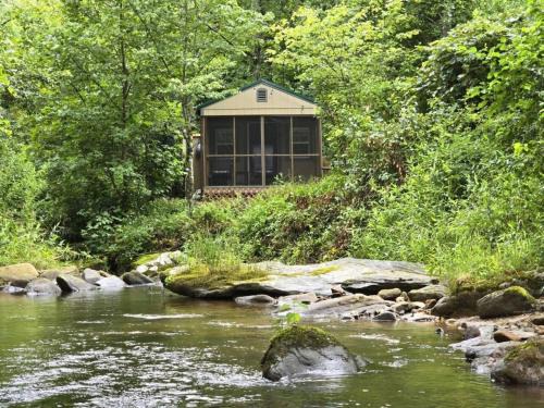 Purlear House | Tiny Home Creekside Nature Escape, Hot Shower, WIFI, Peaceful
