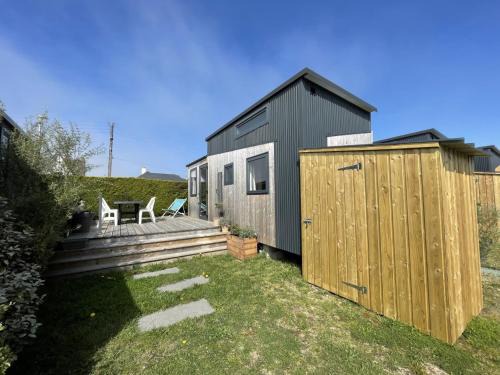 Jullouville-les-Pins House | Tiny House cosy près de la plage avec piscine et parking - FR-1-361A-94