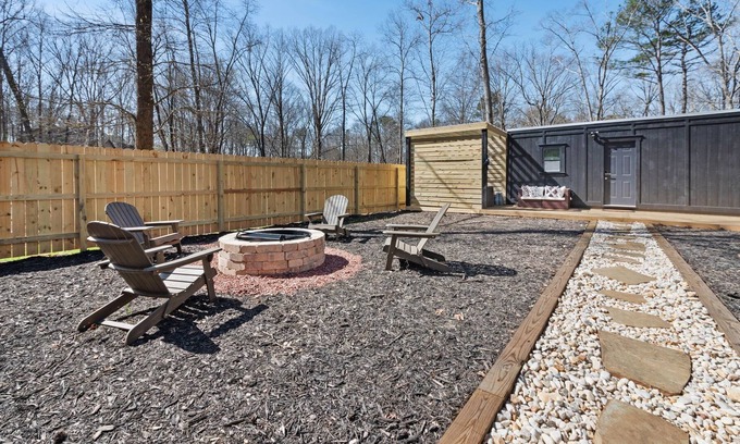 Snellville House | *Tiny House Hideaway w/Hot Tub & Fire Pit*