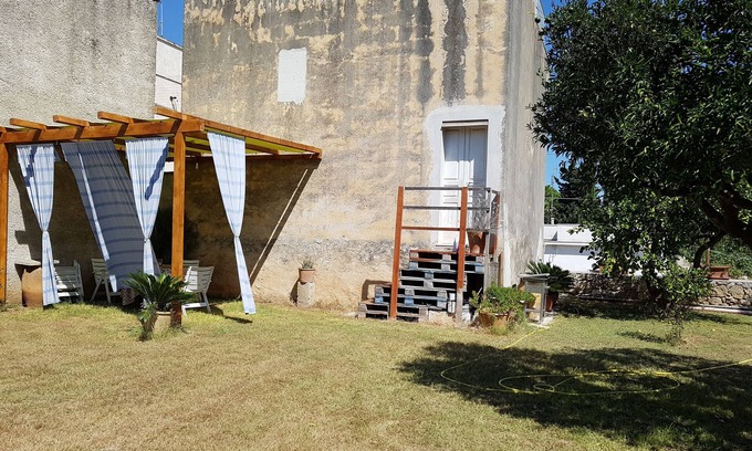 Specchia House | Tiny house with garden