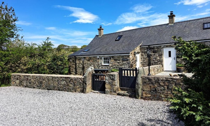 Garn Fadryn House | Tir Eironwy