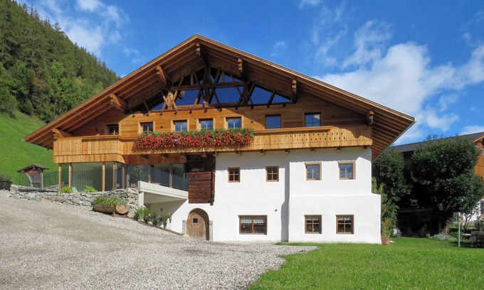 Valle Aurina Apartment | "Tischlerhof Panorama" vacation apartment with balcony and mountain view