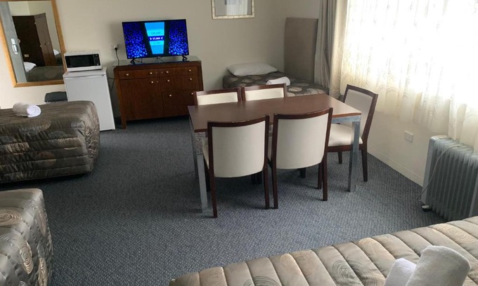 Oberon Hotel | Titania Motel